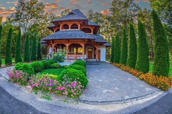 Romanya 'nın Sapanta-Peri Manastırı, Deniz Piyadeleri ve Ahşap Binalarını içeren manastır kompleksinden inşa ediliyor.