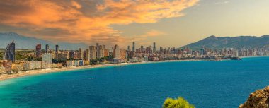 BENIDORM, İspanya - 14 AĞUSTOS 2020: Poniente Sahili ile Finestrat Sahili arasında yer alan Tossal de la Cala 'dan şehrin gökdelenlerinin panoramik manzarası. Şehir İspanya 'nın Manhattan' ı olarak kabul edilir..