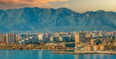 İtalya, Sicilya 'daki Palermo şehrinin sabah ışığında bir gemiden panoramik manzara. Monte Pellegrino arka planda.