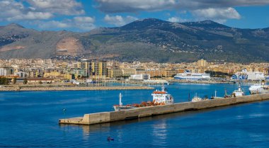 PALERMO, SICILY, ITALY - 26 Mart 2021: Palermo Limanı 'nın panoramik manzarası, İtalyan kıyılarındaki renkli evler. Monte Pellegrino arka planda.