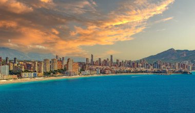 BENIDORM, İSPAIN-AUGust 14, 2020: Poniente Sahili ve Finestrat Sahili yakınlarındaki Tossal de la Cala 'dan şehrin gökdelenlerinin panoramik manzarası. Şehir İspanya 'nın Manhattan' ı olarak kabul edilir..