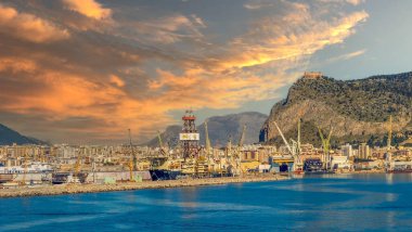 PALERMO, SICILY, ITALY - 26 Mart 2021: Palermo Limanı 'nın panoramik manzarası, İtalyan kıyılarındaki renkli evler. Arka planda Utveggio Kalesi.