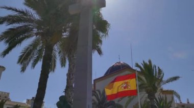 BENIDORM, ALICANTE, İSPAN - 13 Ağustos 2020: İspanyol bayrağı ve kurtarıcının anısına dikilen anıtın bir parçası, Plaza de la Senoria 'da denizdeki ölülerin anısına. 