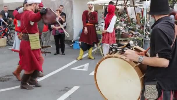 2019年9月28日 罗马尼亚蒂米什瓦拉 在市政厅组织的 饥饿文化日 身着土耳其中世纪步兵制服 在街上跳舞的男人 — 图库视频影像