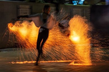 Timisoara, Romanya - 5 Ekim 2019: Ateş Festivali vesilesiyle Belediye tarafından düzenlenen yangın gösterisi.