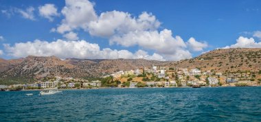 Girit mimarisinde, Mirabello Körfezi kıyısında, Elounda Limanı ve Spinalonga adası arasında oteller ve turist beldeleri. Elounda Körfezi, Girit, Yunanistan, Lasithi, Plaka kasabasının yanında..