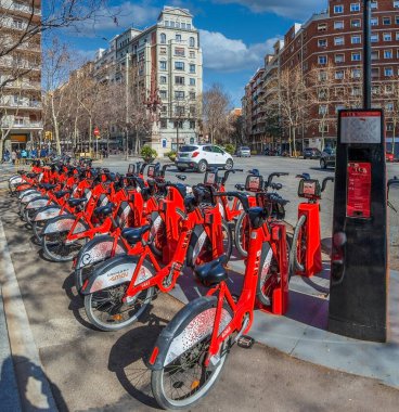 BARCELONA, CATALONIA, SPAIN-FEBRUARY 27, 2022: Carrer del Rossell 'deki Kiralık Şehir Bisiklet İstasyonu Avinguda de Gaudi ve Carrer de Lepant kavşağında.