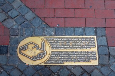 TIMISOARA, ROMANIA - 10 Ekim 2019: 17 'nci yüzyılın ortalarında kentte inşa edilen sekiz camiden biri olan Ali Bei Camii' nin bulunduğu yer olan Özgürlük Meydanı 'ndan kaldırıma metal plaka.