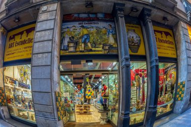 BARCELONA, CATALONIA, SPAIN - 1 Mart 2022: Sanat Escudellers nesneleri ile dükkan dışı. 13. ve 14. yüzyıllarda Escudellers Caddesi çömlekçilik sokağıydı.