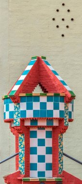 BARCELONA, SPAIN - 28 Şubat 2022: ilk büyük projesi olarak kabul edilen mimar Antoni Gaudi 'nin çalışması Casa Vicens cephesinden ayrıntılar. 1883-1885 yılları arasında inşa edilmiş. UNESCO Dünya Mirası Alanı.