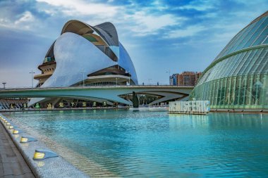 VALENCIA, İspanya - 27 Mart 2022: Kültürel ve mimari kompleks şehir Sanat ve Bilimler, mimarlar Santiago Calatrava ve Flix Candela tarafından tasarlandı. 1996 ve 2009 yılları arasında inşa edilmiş..