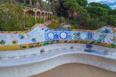 Barselona, İspanya - 28 Şubat 2022: Carmel Hill 'deki Park Guell' den Detaylar, mimar Antoni Gaudi. 1900-1914 arası inşa edilmiş, 1926 'da resmen açılmış. UNESCO Dünya Mirası Alanı.