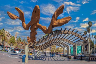 BARCELONA, İSPA-MARCH 1, 2022: La Gamba de Mariscal veya Gambrinus, Ronda Litoral-Passeig de Colom 'da bulunan, İspanyol Javier Mariscal tarafından tasarlanmış büyük bir heykel..