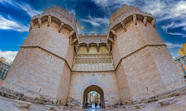 バレンシア スペイン 2022年3月28日 街の古いキリスト教の壁の12の門の一つである記念碑的なセラン門 Torres Serranos の外観のフェード ゴシック様式で建てられたペルバラジェ 1392 1398年 — ストック写真