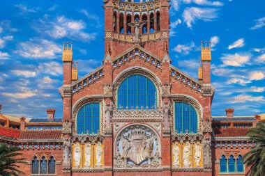Barcelona, İspanya - 27 Şubat 2022: Santa Creu de la Sant Pau hastanesinin ayrıntıları, 1901-1930, Art Nouveau tarzı, Katalan mimar Llus Domnech i Montaner. UNESCO Dünya Mirası Alanı