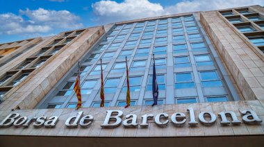 BARCELONA, İspanya - 27 Şubat 2022: Passeig de Gracia 'daki Eixample Bölgesi' nde bulunan Barcelona Borsası (BCN). 1989 'da açılmış ama resmi olarak 1915' te kurulmuş..