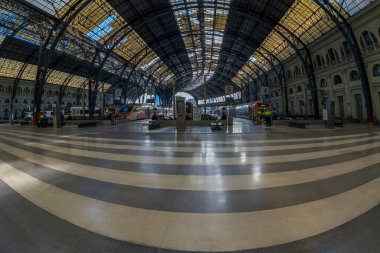 Barcelona, Katalonya, İspanya - 27 Şubat 2022: Avenida del Marqus de Argentera 'da bulunan Estacio de Francia' nın İçişleri. 1929 'da açılan anıtsal bir terminal..