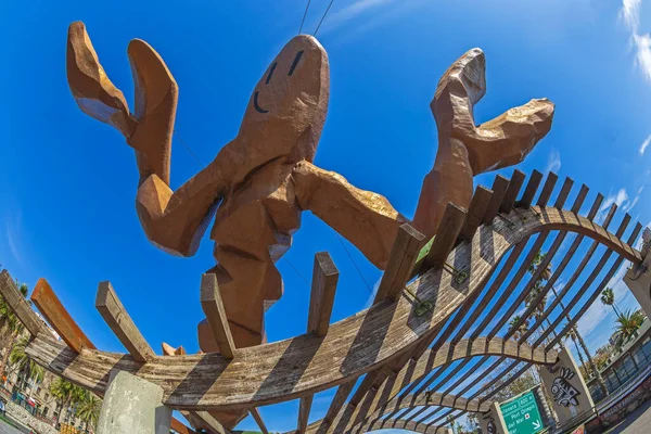 BARCELONA, İSPA-MARCH 1, 2022: La Gamba de Mariscal veya Gambrinus, Ronda Litoral-Passeig de Colom 'da bulunan, İspanyol Javier Mariscal tarafından tasarlanmış büyük bir heykel..