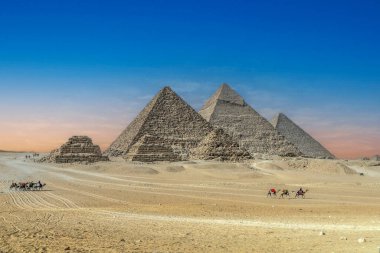 Giza Necropolis Piramitleri 'nin bulunduğu panoramik manzara: Cheops Piramidi, Khafre, Menkaure ve Queens Piramitleri. El Haram, Giza Valiliği, Mısır, Afrika.