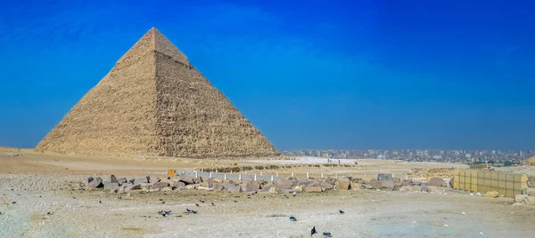 与金字塔金字塔的观点 最大的从伟大的金字塔的地点吉萨死亡城中 Haram Giza Province Egypt Africa 背景为开罗市 — 图库照片
