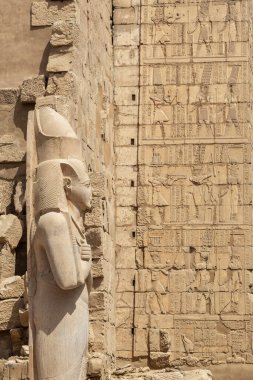 Karnak Tapınağı kompleksi, Mısır 'ın Luxor yakınlarındaki antik Mısır tapınak ve sütunlarının karışımı. İnşaat M.Ö. 2000-1700 yılları arasında M.Ö. 30530 yılına kadar başladı. Tanrı Amun-Ra 'dır. Dünya Mirası Sitesi.