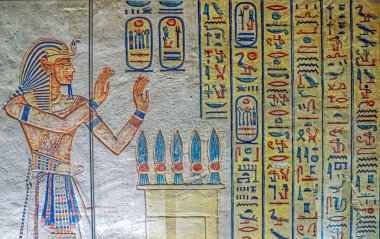 Luxor, Mısır-24 Nisan 2022: Frescos Queens 'in antik mezarlık vadisinde, firavunların eşlerinin antik zamanlarda gömüldüğü yer. Ta-Set-Neferu olarak da bilinir, güzelliğin yeri.