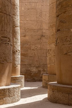 Karnak Tapınağı kompleksi, Mısır 'ın Luxor yakınlarındaki antik Mısır tapınak ve sütunlarının karışımı. İnşaat M.Ö. 2000-1700 yılları arasında M.Ö. 30530 yılına kadar başladı. Tanrı Amun-Ra 'dır. Dünya Mirası Sitesi.