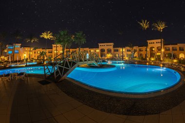 HURGHADA, EGYPT - 25 Nisan 2022: Kuzey Afrika 'daki Kızıl Deniz' deki CLEOPATRA Lüks tatil beldesi-Makadi Körfezi 'nin gece görüşü.
