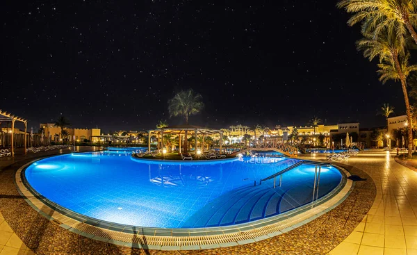 HURGHADA, EGYPT - 25 Nisan 2022: Kuzey Afrika 'daki Kızıl Deniz' deki CLEOPATRA Lüks tatil beldesi-Makadi Körfezi 'nin gece görüşü.