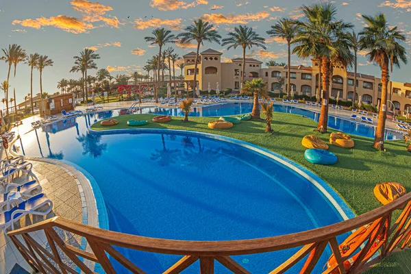 HURGHADA, EGYPT - 23 Nisan 2022: Kızıl Deniz 'deki CLEOPATRA Lüks tatil beldesi-Makadi Körfezi, Kuzey Afrika.