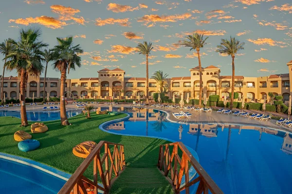 HURGHADA, EGYPT - 23 Nisan 2022: Kızıl Deniz 'deki CLEOPATRA Lüks tatil beldesi-Makadi Körfezi, Kuzey Afrika.
