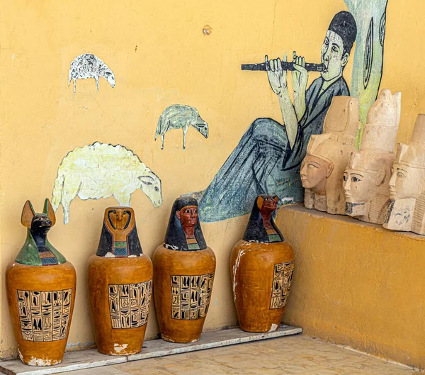 Mısır tarzında turistler için çeşitli heykelciklerle satılığa çıkarılmış çeşitli geleneksel Mısır hatıraları. Luxor, Mısır.