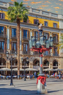 BARCELONA, İspanya - 1 Mart 2022: Placa Reial, F. D. Molina tarafından 19. yüzyılda Barri Gotic mahallesinde tasarlanan bir meydan. Meydanın elektrik direklerini Antoni Gaudi tasarladı..