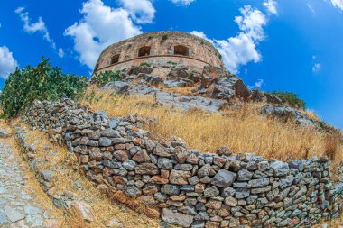 Spinalonga kalesinin manzarası. Ada Yunanistan 'ın Girit Körfezi' nde, Plaka kasabasının yanındaki Lasithi 'de. 1579 yılında Venedikliler tarafından güçlendirilmiş olan ada cüzzamlı kolonisi olarak kullanıldı..