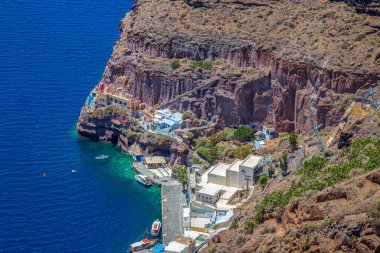 FIRA, SANTORINI ADLAND, GREECE - 21 Haziran 2021: Fira 'nın Eski Limanı (Thira) köyü, Kablo Araba - Aşağı İstasyon, Tekne Turu noktası ve Yunanistan' ın Santorini adasındaki Delenda Kulesi.