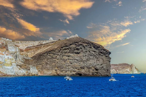 三托里尼岛火山岩海岸全景 在爱琴海上有首都菲拉的建筑和游艇 日落之光 — 图库照片