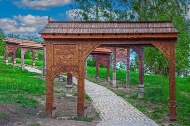ODORHEIU SECUIESC, TRANSYLVANIA, ROMANIA - 27 Mayıs 2022: Szekler Gates 'in galerisi, 16 Szekler kapısı ile, çoğunlukla 1835-1895 yılları arasında bölgeye özgü şekilde yontuldu. Sözler kazınmış.