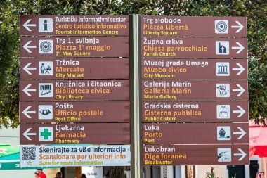 UMAG, CROATIA - 4 Haziran 2022: Şehirdeki sitelere gidiş yönünü gösteren sokak işaretleri. Umag, Hırvatistan 'ın Istria kentinde bir kıyı kentidir. Kasaba, kil kortlarda yıllık ATP tenis turnuvasına ev sahipliği yapıyor.