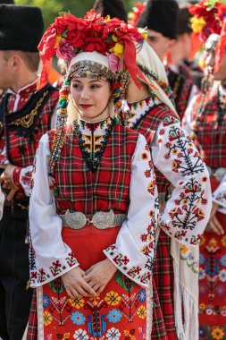 ROMANIA, TIMISOARA - 7 Temmuz 2022: Geleneksel Bulgar genç kız, Timisoara Belediye Binası tarafından düzenlenen Uluslararası Halk Festivali, 
