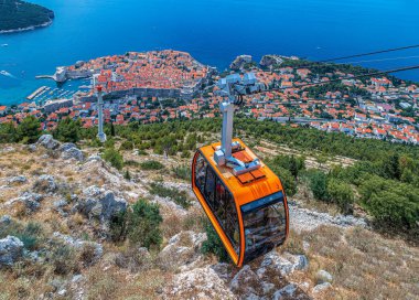 Dubrovnik, Hırvatistan. Ortaçağ 'a ait surları ve turist limanı olan eski kasabanın genel görünümü. 1979 yılında UNESCO listesine eklendi. Birkaç film için çekim yeri.