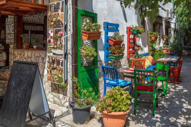 MOSTAR, BOSNIA VE HERZEGOVINA - 15 AĞUSTOS 2022: Şehrin merkezindeki pitoresk tarihi caddelerde yer alan küçük ve komik bir restoran. Eski Mostar şehrinin eski köprü bölgesi.