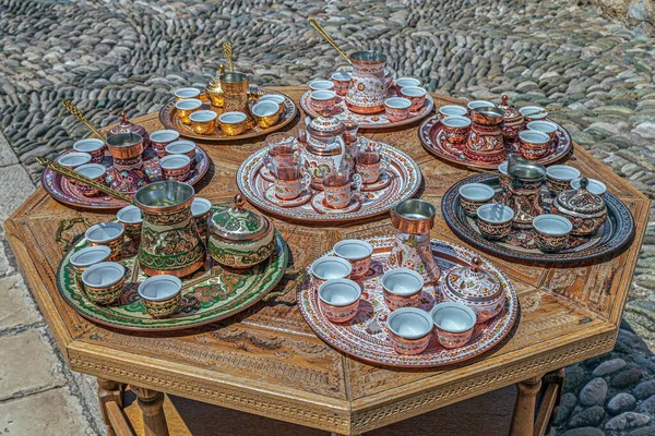 お茶とコーヒーを飲むセット ボスニア ヘルツェゴビナからの特定の伝統的な装飾と モスタルの旧市街の旧橋エリアの狭い通りに位置しています — ストック写真