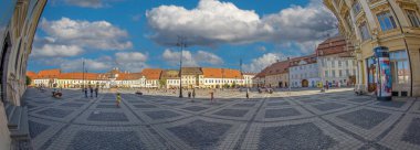 SIBIU, TRANSYLVANIA, ROMANIA - 8 Temmuz 2020: Şehrin merkezinden ilk kez 1408 'de bahsedilen ana meydan. 15-16 yüzyıldan beri meydan ortaçağ şehrinin merkezi haline geldi..