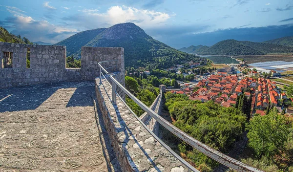 防御壁の中世の要塞からの空中の景色 ストンの小さな町や歴史的な塩鍋の上 世界で最も古いアクティブな塩鍋 クロアチアのドゥブロヴニク地域 — ストック写真