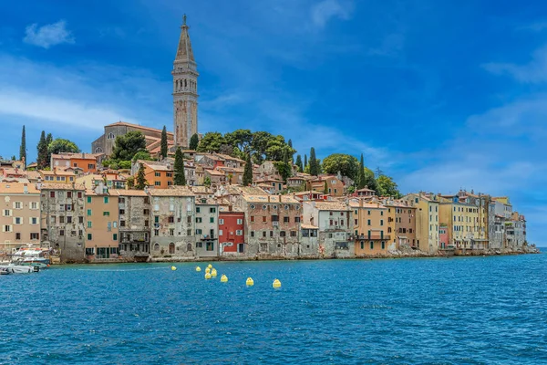 ROVINJ, CROATIA - 8 Haziran 2022: Rovinj Limanı, ülkenin W bölgesinde yer alan Istria kantonunda bir liman ve şehir. 1283 'ten 1797' ye kadar Rovinj Venedik Cumhuriyeti tarafından yönetildi..