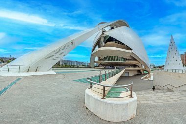 VALENCIA, İspanya - 29 Mart 2022: Palau de les Arts Reina Sofia in architectural complex, City of Arts and Sciences 