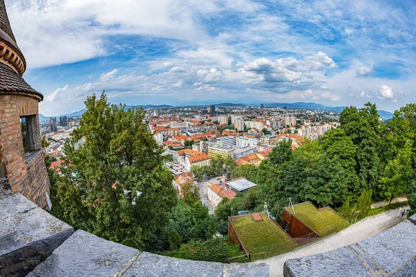 リュブリャナ スロベニア 2022年6月5日 城の城壁の高さから スロベニアの首都リュブリャナの一部を見る — ストック写真