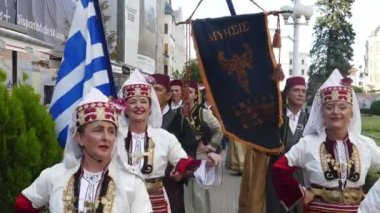 TIMISOARA, ROMANIA - 7 Temmuz 2022: Geleneksel kostümlü Yunan dansçılar, Timisoara Belediye Binası tarafından düzenlenen 