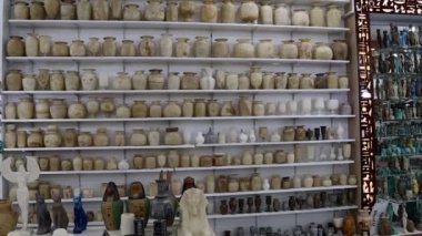 LUXOR, EGYPT - 24 Nisan 2022: Mısır tarzı turistler için çeşitli biblolarla hediyelik eşya dükkanlarında satışa çıkarılan çeşitli geleneksel Mısır hediyelik eşyaları.