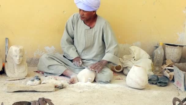 Luxor Valley Queens Egypt April 2022 Old Bedouin Man Dressed Vídeos De Bancos De Imagens Sem Royalties